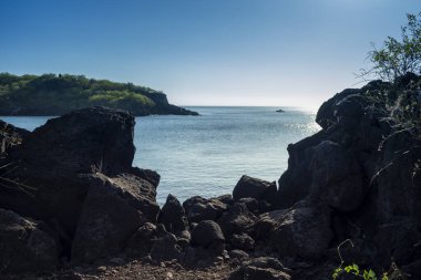 Pasifik Okyanusu 'ndaki Galapagos Adaları' nın mavi, yeşil suları ve volkanik kayalarıyla deniz, dalgalar ve uçurumlarla kaplı plaj manzarası. 