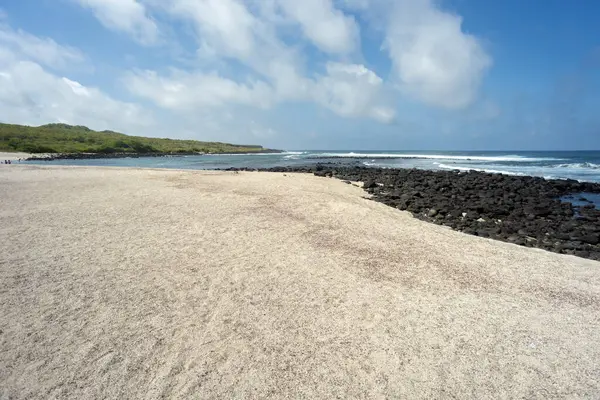Krajobraz Plaży Morzem Falami Klifami Wybrzeży Wysp Galapagos Oceanie Spokojnym — Zdjęcie stockowe