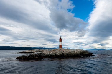 Uhuaia Arjantin 'deki deniz fenerinin sonu Beagle Channel' daki bir kaya adasında 
