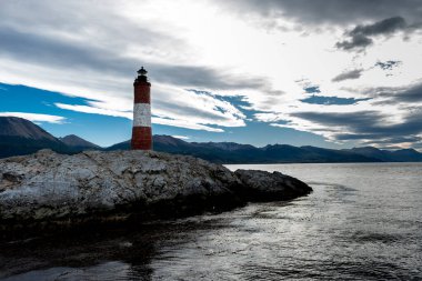 Uhuaia Arjantin 'deki deniz fenerinin sonu Beagle Channel' daki bir kaya adasında 