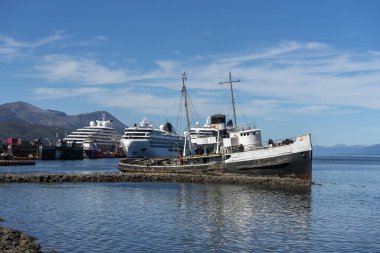 Tierra del Fuego Ushuaia limanının manzarası. Gemileri Beagle Kanalı 'nda ve arka planda dağlarıyla birlikte dünyanın sonu. 