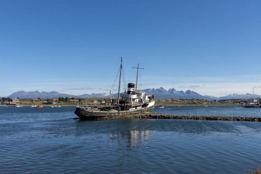 Tierra del Fuego Ushuaia limanının manzarası. Gemileri Beagle Kanalı 'nda ve arka planda dağlarıyla birlikte dünyanın sonu. 