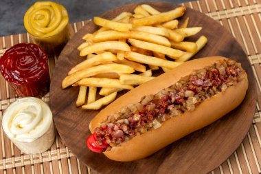 Büyük sosisli sosisli, farklı sosisli, hardallı mayonezli, ketçaplı, soğanlı, salatalıklı, peynirli ve patates kızartmalı. 