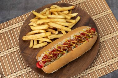 Büyük sosisli sosisli, farklı sosisli, hardallı mayonezli, ketçaplı, soğanlı, salatalıklı, peynirli ve patates kızartmalı. 