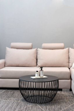 Yastıklı kumaş koltuklar halılar masa lambaları ev ya da şirketler için dekorasyon süslemeleri 