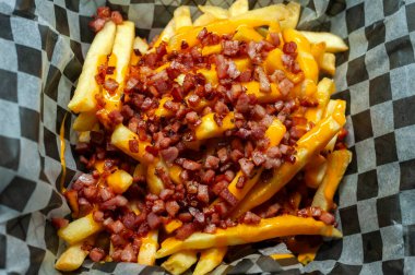 Sadece patates kızartması ve kıymalı bolonez soslu mozzarella peyniri ve pastırma. 