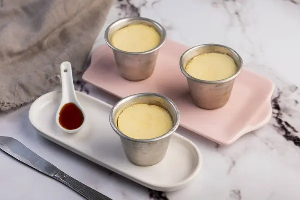 Ev yapımı flan ya da Venezuela peyniri. Karamelli ve bireysel ya da büyük porsiyonlu beyaz sofra takımı. 