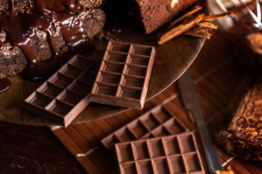 Çikolatalı kek, krema soslu, çikolata ve mutfak malzemeli. 