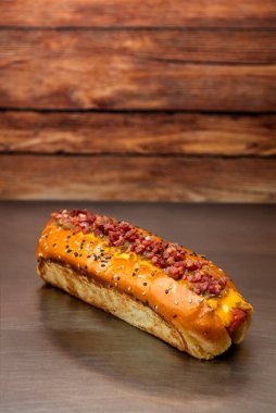 Sosisli sandviç, büyük patates çörekleri, farklı sosisler, mayonez, hardal, ketçap, ada soğanı, salatalık, salatalık, salatalık, domates... 