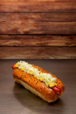 Sosisli sandviç, büyük patates çörekleri, farklı sosisler, mayonez, hardal, ketçap, ada soğanı, salatalık, salatalık, salatalık, domates... 