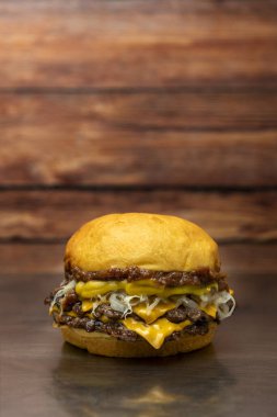 çeşitli vejetaryen ve et burgerleri soğan salatalıklı güveç domates peyniri, çedar peyniri, marul, ketçap, hardal, barbekü, patates ekmeği ve patates kızartması. 