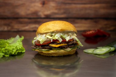 çeşitli vejetaryen ve et burgerleri soğan salatalıklı güveç domates peyniri, çedar peyniri, marul, ketçap, hardal, barbekü, patates ekmeği ve patates kızartması. 