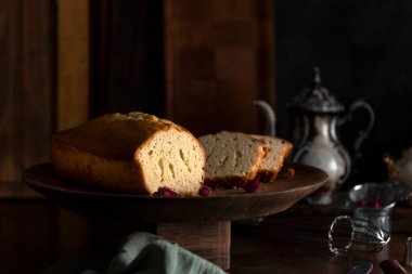 Vanilyalı puding ya da ahşap üzerine antika çay seti ve aperatif ya da kahvaltı için şeker serpiştiren eller. 