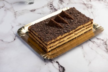 Tatlı çikolatalı pasta. Çikolatalı kurabiye. Mutfak tezgahında krem peynir.