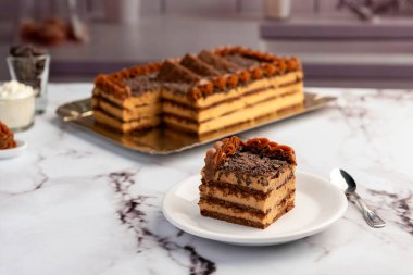 Tatlı çikolatalı pasta. Çikolatalı kurabiye. Mutfak tezgahında krem peynir.