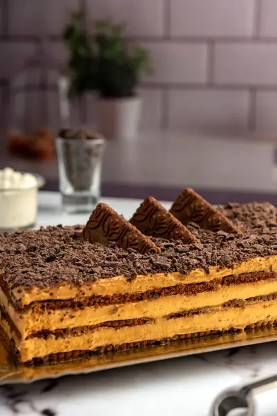 Tatlı çikolatalı pasta. Çikolatalı kurabiye. Mutfak tezgahında krem peynir.