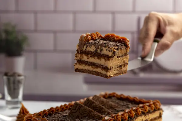 Tatlı çikolatalı pasta. Çikolatalı kurabiye. Mutfak tezgahında krem peynir.