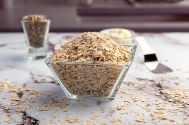 Ev yapımı vejetaryen ve vejetaryen yulaf ve tohum kurabiyeleri mutfak masasında.