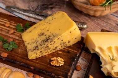 Çeşit çeşit peynirle servis edilen servis masası, sardunya peyniri ve kekik ve zeytin aromalı ev yapımı ekmek fileto, jambon, domuz omuzu, salam, fındıklı mortadella ve çeşitli sosisli sandviçler. 