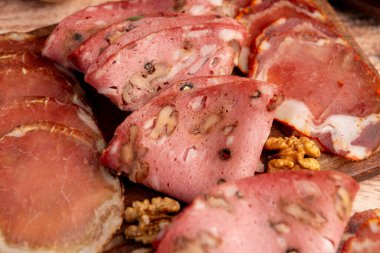 Çeşit çeşit peynirle servis edilen servis masası, sardunya peyniri ve kekik ve zeytin aromalı ev yapımı ekmek fileto, jambon, domuz omuzu, salam, fındıklı mortadella ve çeşitli sosisli sandviçler. 