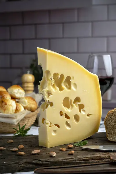 Çeşit çeşit peynirle servis edilen servis masası, sardunya peyniri ve kekik ve zeytin aromalı ev yapımı ekmek fileto, jambon, domuz omuzu, salam, fındıklı mortadella ve çeşitli sosisli sandviçler. 
