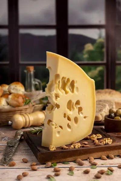 Çeşit çeşit peynirle servis edilen servis masası, sardunya peyniri ve kekik ve zeytin aromalı ev yapımı ekmek fileto, jambon, domuz omuzu, salam, fındıklı mortadella ve çeşitli sosisli sandviçler. 