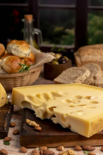 Çeşit çeşit peynirle servis edilen servis masası, sardunya peyniri ve kekik ve zeytin aromalı ev yapımı ekmek fileto, jambon, domuz omuzu, salam, fındıklı mortadella ve çeşitli sosisli sandviçler. 