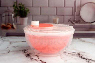 Mutfak tezgahında çok amaçlı plastik yiyecek kapları, sebzeler, etler, peynirler. 