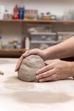 Zanaatkar seramiklerin elle ve tekerlekle yoğurulması ve üretilmesi, bir seramik uzmanının elinden adım adım ilerlemeyi gösteriyor.. 