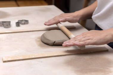 Zanaatkar seramiklerin elle ve tekerlekle yoğurulması ve üretilmesi, bir seramik uzmanının elinden adım adım ilerlemeyi gösteriyor..   