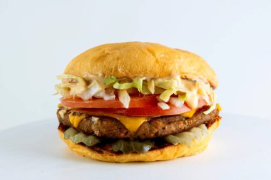 Patates çörekleri, et ve vejetaryen madalyonlu, marul, domates, pastırma, salatalık, çedar peyniri ve Amerikan usulü karamelli soğanlı hamburgerlerin farklı çeşitleri kataloğu.. 