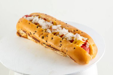 Sosisli sandviç kataloğu, patates ekmeği, et ve vejetaryen çeşitleri, marul, domates, pastırma, salatalık, çedar peyniri, karamelize soğan, Amerikan tarzı.. 