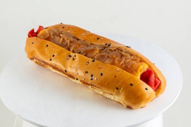 Sosisli sandviç kataloğu, patates ekmeği, et ve vejetaryen çeşitleri, marul, domates, pastırma, salatalık, çedar peyniri, karamelize soğan, Amerikan tarzı.. 