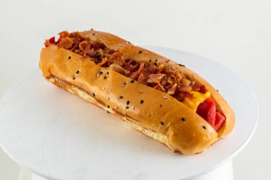 Sosisli sandviç kataloğu, patates ekmeği, et ve vejetaryen çeşitleri, marul, domates, pastırma, salatalık, çedar peyniri, karamelize soğan, Amerikan tarzı.. 