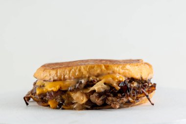 Patates çörekleri, et ve vejetaryen madalyonlu, marul, domates, pastırma, salatalık, çedar peyniri ve Amerikan usulü karamelli soğanlı hamburgerlerin farklı çeşitleri kataloğu.. 