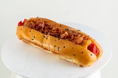 Sosisli sandviç kataloğu, patates ekmeği, et ve vejetaryen çeşitleri, marul, domates, pastırma, salatalık, çedar peyniri, karamelize soğan, Amerikan tarzı.. 