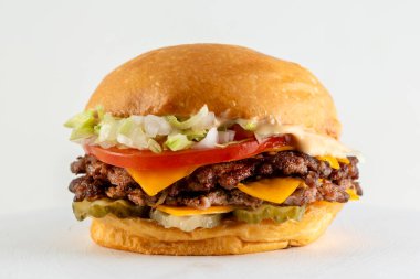 Patates çörekleri, et ve vejetaryen madalyonlu, marul, domates, pastırma, salatalık, çedar peyniri ve Amerikan usulü karamelli soğanlı hamburgerlerin farklı çeşitleri kataloğu.. 