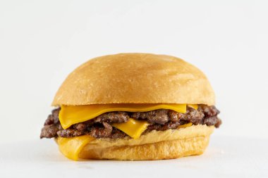 Patates çörekleri, et ve vejetaryen madalyonlu, marul, domates, pastırma, salatalık, çedar peyniri ve Amerikan usulü karamelli soğanlı hamburgerlerin farklı çeşitleri kataloğu.. 