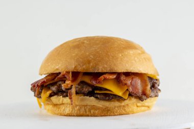 Patates çörekleri, et ve vejetaryen madalyonlu, marul, domates, pastırma, salatalık, çedar peyniri ve Amerikan usulü karamelli soğanlı hamburgerlerin farklı çeşitleri kataloğu.. 