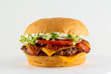 Patates çörekleri, et ve vejetaryen madalyonlu, marul, domates, pastırma, salatalık, çedar peyniri ve Amerikan usulü karamelli soğanlı hamburgerlerin farklı çeşitleri kataloğu.. 