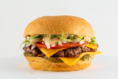 Patates çörekleri, et ve vejetaryen madalyonlu, marul, domates, pastırma, salatalık, çedar peyniri ve Amerikan usulü karamelli soğanlı hamburgerlerin farklı çeşitleri kataloğu.. 