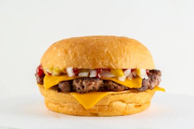 Patates çörekleri, et ve vejetaryen madalyonlu, marul, domates, pastırma, salatalık, çedar peyniri ve Amerikan usulü karamelli soğanlı hamburgerlerin farklı çeşitleri kataloğu.. 