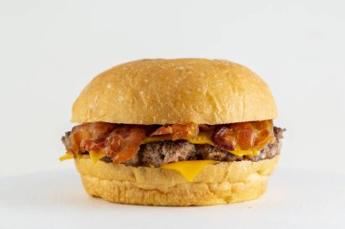 Patates çörekleri, et ve vejetaryen madalyonlu, marul, domates, pastırma, salatalık, çedar peyniri ve Amerikan usulü karamelli soğanlı hamburgerlerin farklı çeşitleri kataloğu.. 