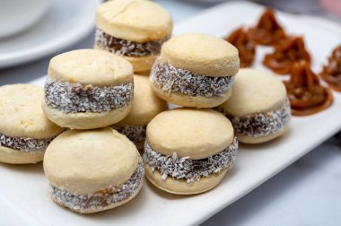 Malzeme ile tezgah: yumurta, un, çırpıcı, ve mısır nişastası alfajore dulce de leche ve hindistan cevizi, beyaz tabaklı çikolata