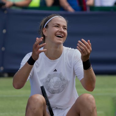 Çek tenisçi Karolina Muchova, Eastbourne 'daki WTA250 antrenmanında takımıyla şakalaşıyor.. 