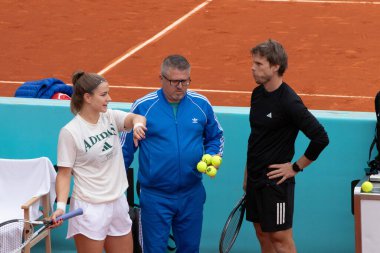 Çek profesyonel tenisçi Karolina Muchova, 2025 Mutua Madrid Açık antrenman oturumunda teknik direktörüyle konuştu.