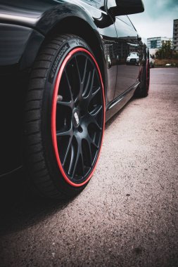 kırmızı araba tekerleği yakın.