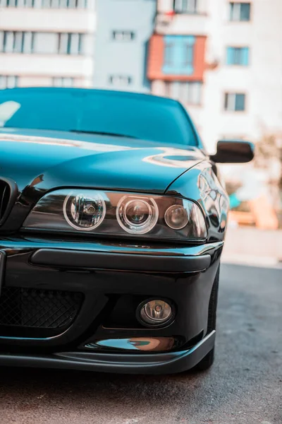 Bir arabaya yaklaş.