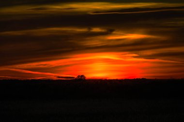 Denizin üzerinde güzel bir gün batımı