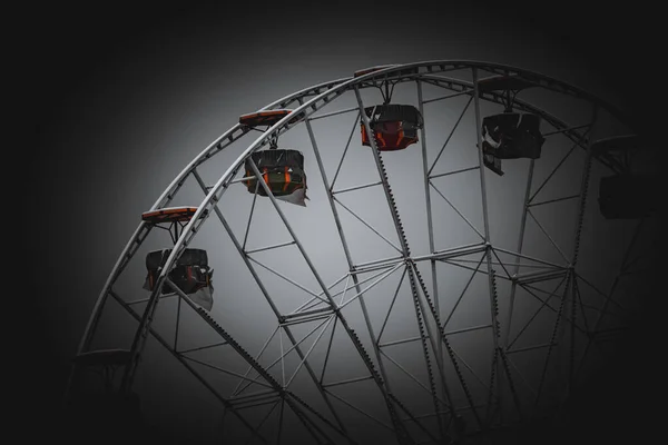 dönme dolap siyah beyaz